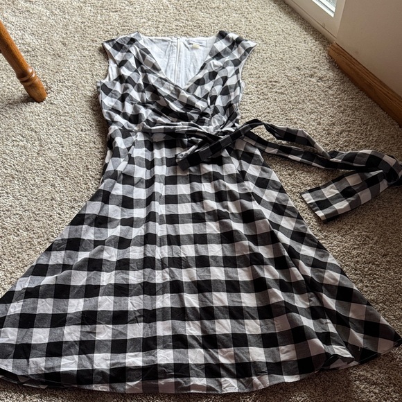 Calvin Klein Dresses & Skirts - Calvin Klein Black and White Plaid Midi Dress